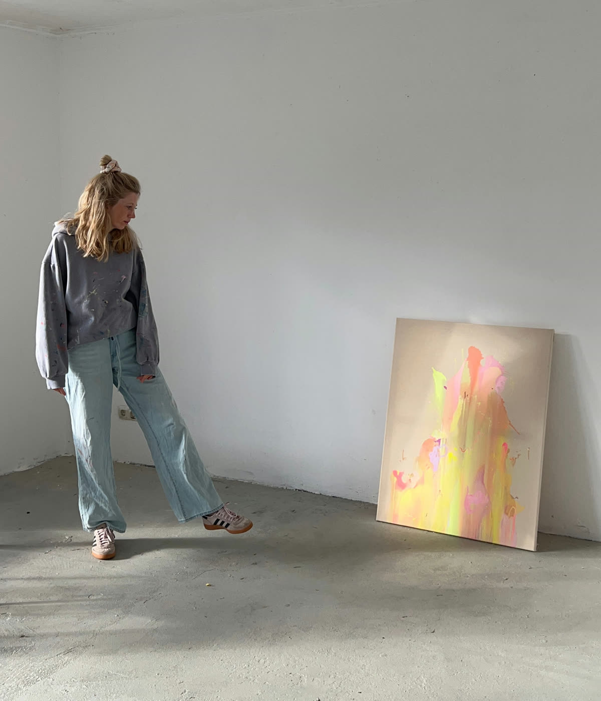 Stephanie Dudd im Atelier neben einer ihrer Arbeiten